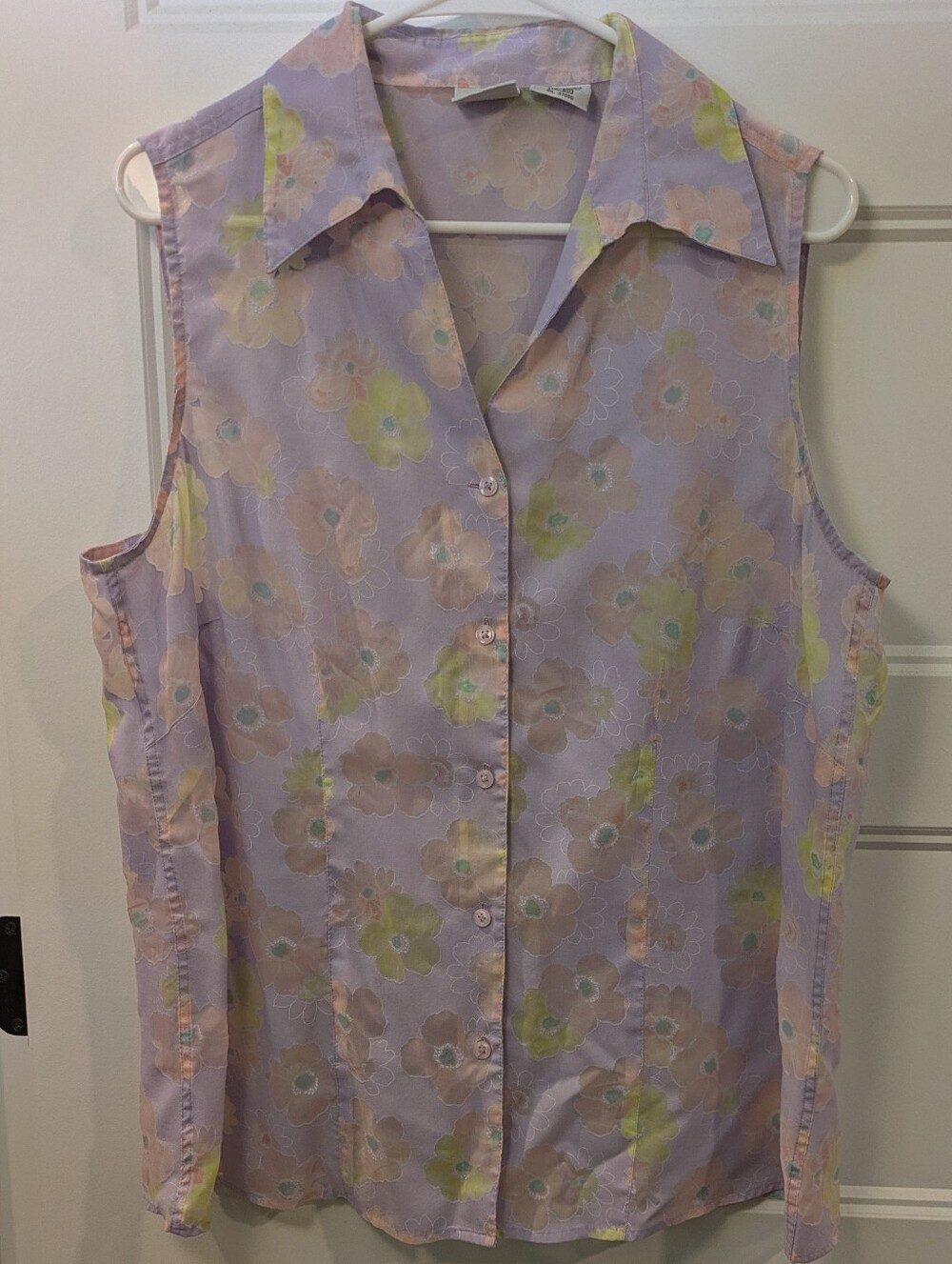 🔴 3/$15  Lavender Floral Sleeveless Button-Front Blouse